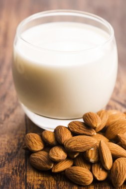 ile ahşap bir masaya badem badem sütü