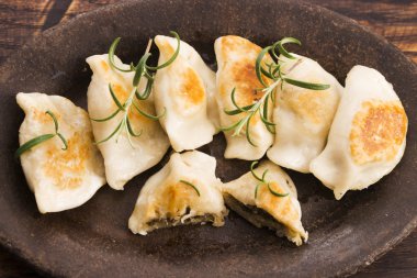 Lahana ve mantar dolu Lehçe pierogi