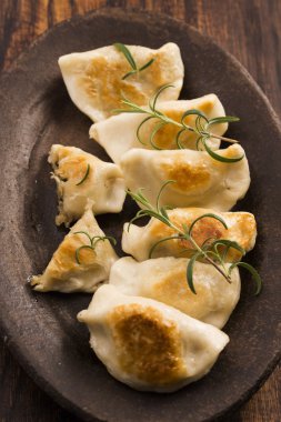 Lahana ve mantar dolu Lehçe pierogi