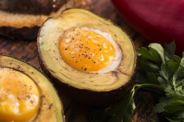 Avokado tuz ve biber ile pişmiş ev yapımı organik yumurta
