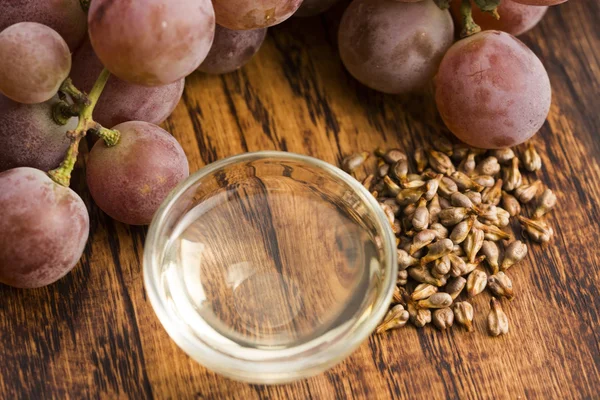Olej z pestek winogron na podłoże drewniane — Zdjęcie stockowe