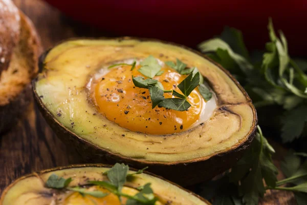 Hausgemachtes Bio-Ei in Avocado mit Salz und Pfeffer gebacken — Stockfoto