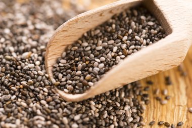 tahta kaşık üzerinde Besleyici chia tohumu