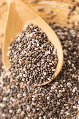 tahta kaşık üzerinde Besleyici chia tohumu