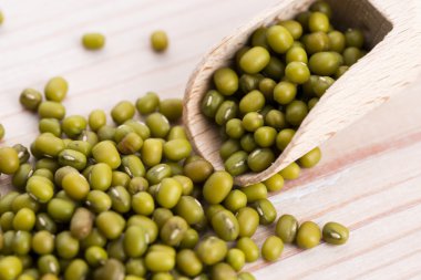 tahta kaşık üzerine Mung fasulye