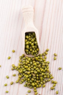 tahta kaşık üzerine Mung fasulye