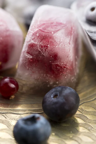 Frutta fresca congelata in cubetti di ghiaccio — Foto Stock