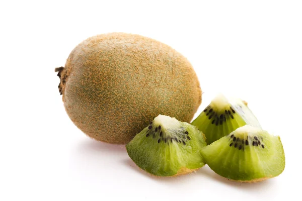 Whole kiwi fruit and his sliced segments isolated on white backg — Stock Photo, Image