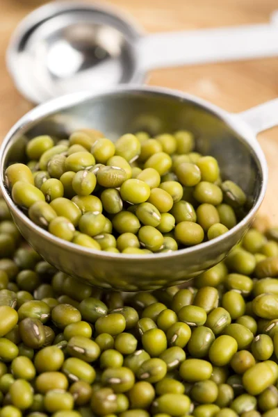 Mung fagioli sopra cucchiaio di legno — Foto Stock