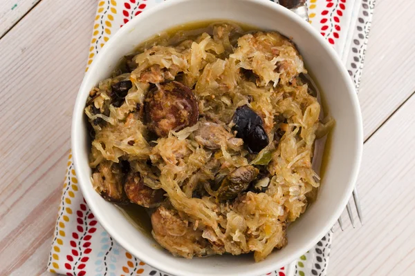 传统的波兰酸菜 (bigos) 与蘑菇和李子 — 图库照片