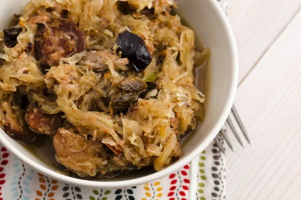 Traditionele Poolse zuurkool (bigos) met champignons en pruimen — Stockfoto