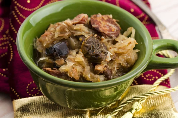 전통적인 폴란드어 소금에 절인 양배추 (bigos) 버섯, 자 두 — 스톡 사진