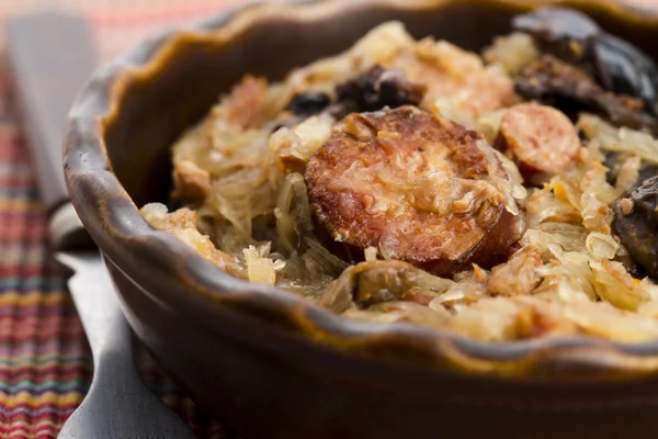 Traditional polish sauerkraut (bigos) with mushrooms and plums — Stock Photo, Image