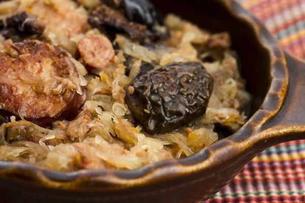 Traditionele Poolse zuurkool (bigos) met champignons en pruimen — Stockfoto