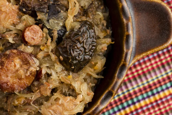 Chucrut polaco tradicional (bigos) con champiñones y ciruelas —  Fotos de Stock