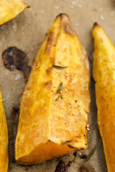 Portion frisch gebackene Süßkartoffelkeile — Stockfoto