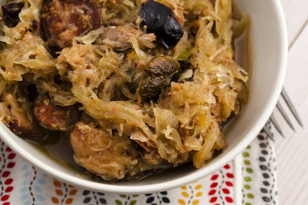 Traditionele Poolse zuurkool (bigos) met champignons en pruimen — Stockfoto