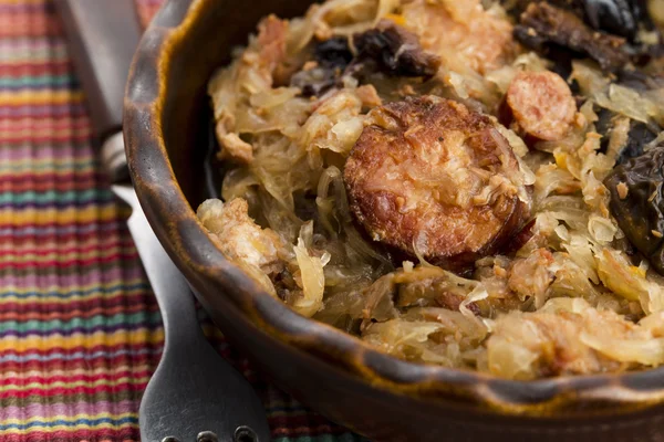 Traditionele Poolse zuurkool (bigos) met champignons en pruimen — Stockfoto