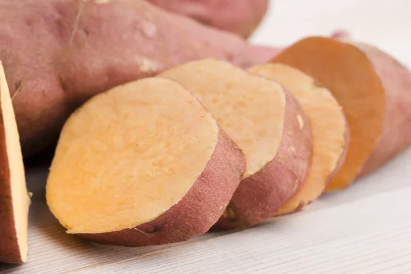 Свежий органический оранжевый сладкий картофель — стоковое фото