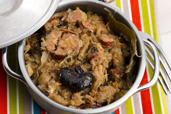 Traditionele Poolse zuurkool (bigos) met champignons en pruimen — Stockfoto