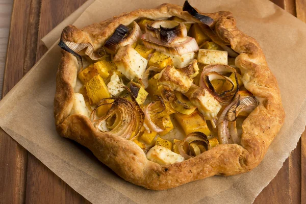 Galette met prei, pompoen en feta — Stockfoto