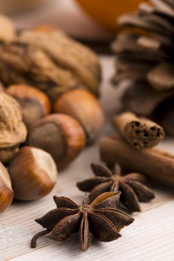 baharat, Kuruyemiş ve kurutulmuş portakal - Noel de çeşitleri