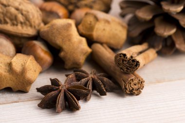 baharat, Kuruyemiş ve kurutulmuş portakal - Noel de çeşitleri