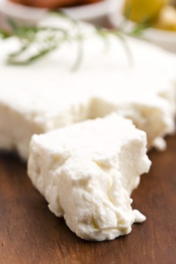 Beyaz peynir zeytin, güneş kurutulmuş domates ve taze otlar ile