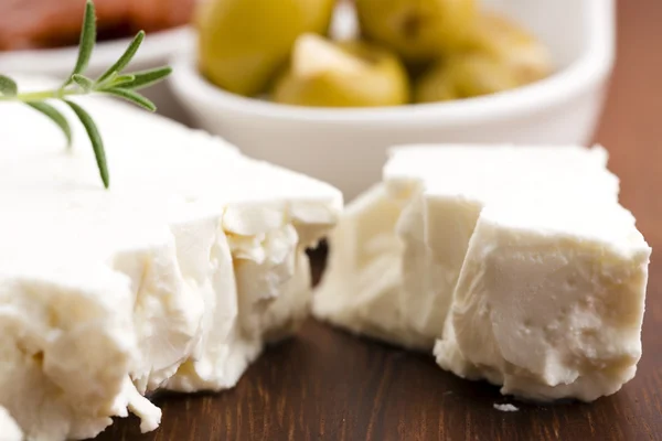 Feta-Käse mit Oliven, getrockneten Tomaten und frischen Kräutern — Stockfoto