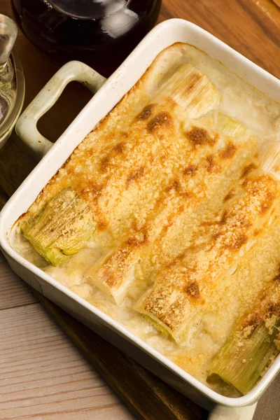 Caçarola de alho-porro com molho branco e queijo — Fotografia de Stock