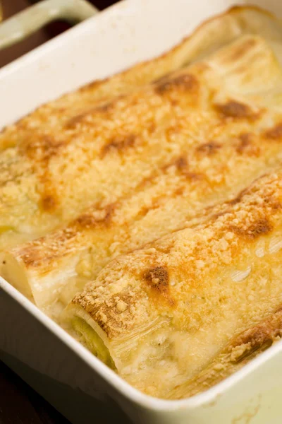 Leeks casserole with white sauce and cheese — Stock Photo, Image