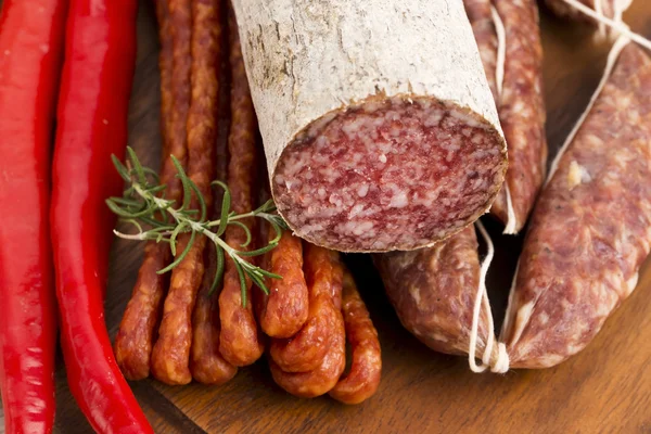 Salsichas diferentes e salame — Fotografia de Stock