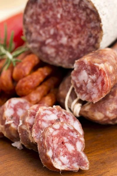 Salsichas diferentes e salame — Fotografia de Stock