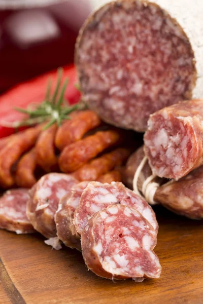 Olika korvar och salami — Stockfoto