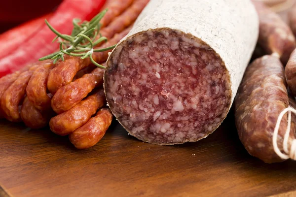 Différentes saucisses et salami — Photo