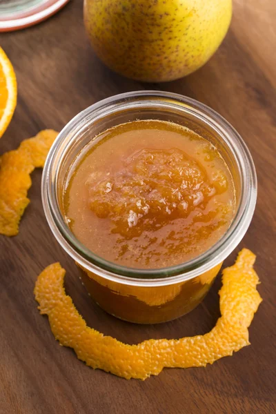 Vidro de engarrafamento de pêra com laranja — Fotografia de Stock