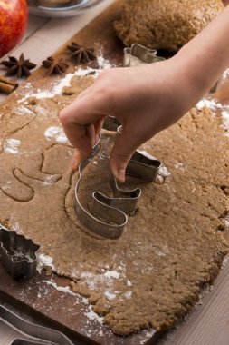 Zencefilli kurabiye yapma küçük ellerini kapatın