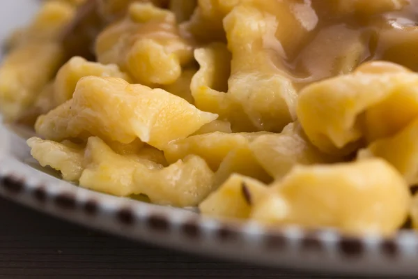 Zelfgemaakte pompoen tagliatelle met paddestoelen — Stockfoto