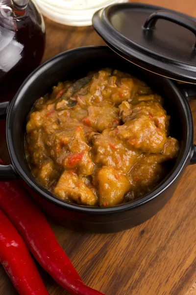 Goulash quente caseiro na mesa de madeira — Fotografia de Stock