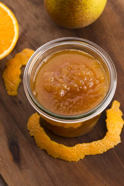 Glas Birnenmarmelade mit Orange — Stockfoto