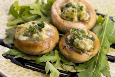 Peynir ve pesto ile doldurulmuş lezzetli mantarlar.