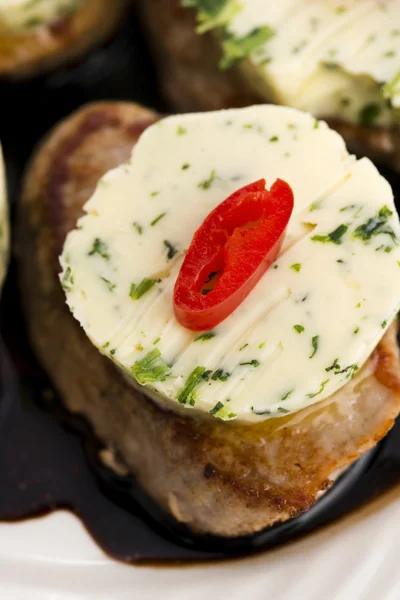 Steak met kruiden boter — Stockfoto