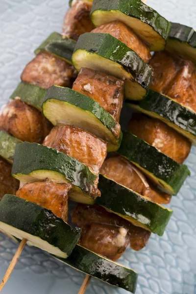 Lax och zucchini shashlik — Stockfoto