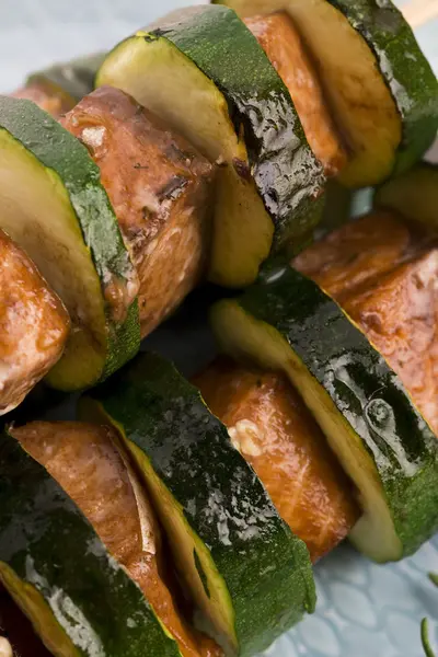Salmone e zucchina shashlik — Foto Stock