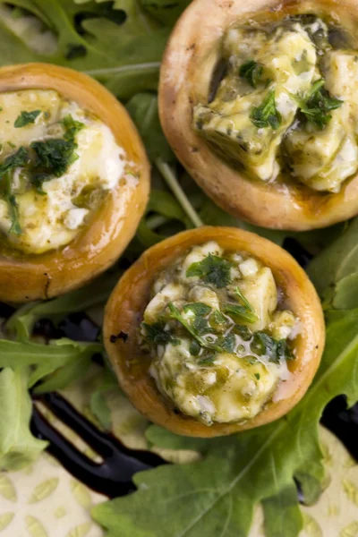 Deliziosi funghi ripieni con formaggio e pesto — Foto Stock