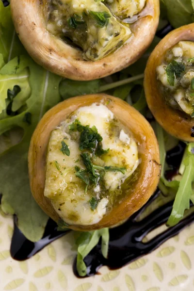 Deliziosi funghi ripieni con formaggio e pesto — Foto Stock
