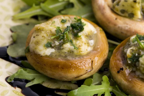 Deliciosos cogumelos recheados com queijo e pesto — Fotografia de Stock