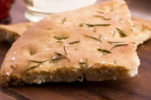 Pão focaccia italiano com alecrim — Fotografia de Stock