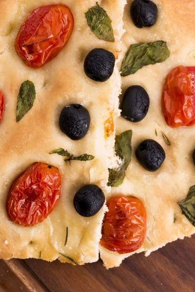 Focaccia con aceitunas negras, tomates y albahaca —  Fotos de Stock