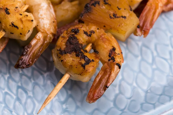 Skewer shrimp with pineapple — Stock Photo, Image